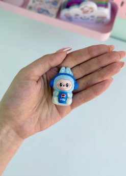 لبوبو مخملی هدفون دار نشسته