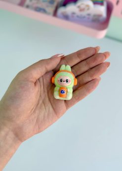 لبوبو مخملی هدفون دار نشسته