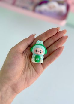 لبوبو مخملی هدفون دار نشسته