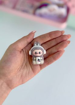 لبوبو مخملی هدفون دار نشسته