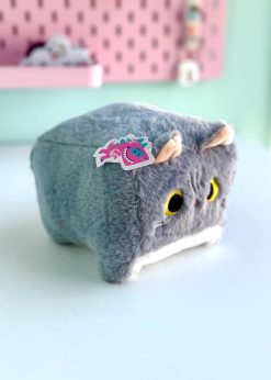 عروسک گربه نشیمن