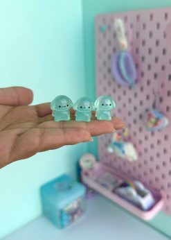 دکوری شبتاب پاپی نشسته کیوت سبزآبی