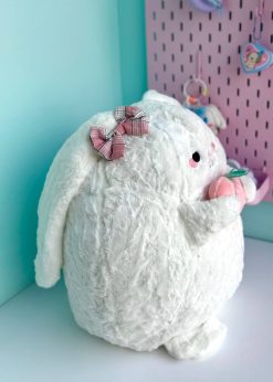 عروسک پولیشی خرگوش هلو به دست