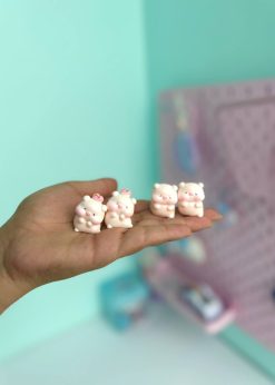 دکوری خوک نشسته گرد صورتی