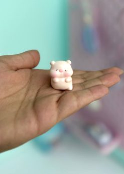 دکوری خوک نشسته گرد صورتی