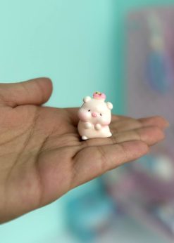 دکوری خوک نشسته گرد صورتی