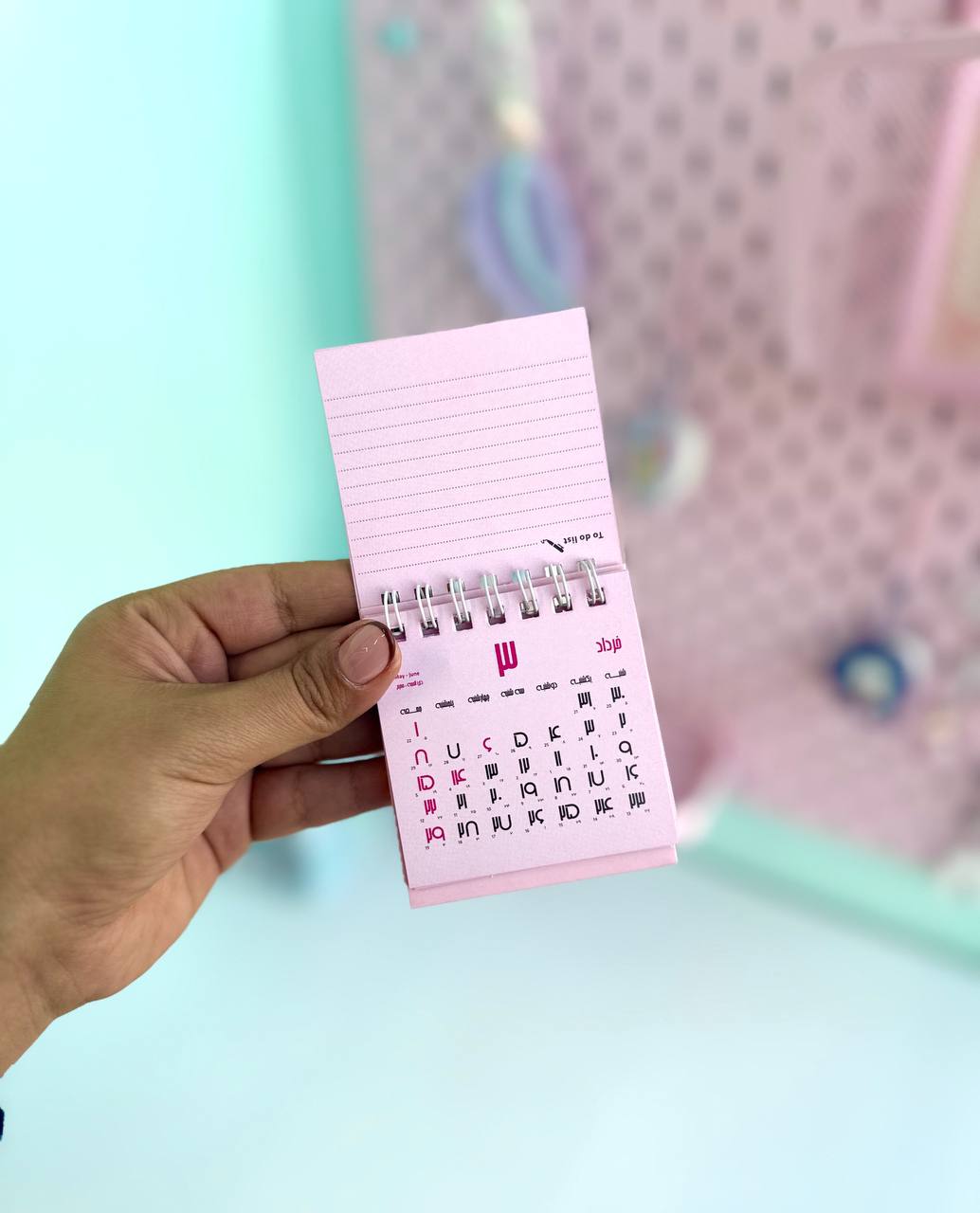 تقویم ۱۴۰۴ مربعی کوچک صورتی پاستلی