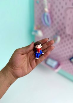 پینکولو پسر لباس آبی نشسته