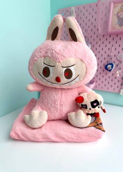 پتو بالشتی لبوبو نشسته صورتی