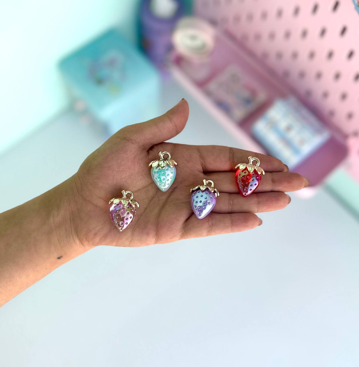 آویز توت فرنگی هولوگرامی کیوت