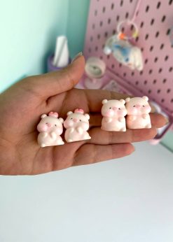 دکوری خوک نشسته گرد صورتی