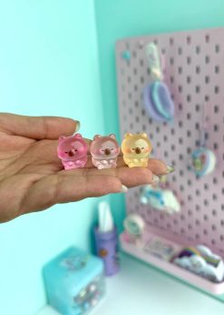 ریزولو تدی نشسته گرد پاستلی