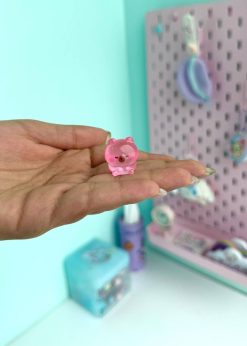 ریزولو تدی نشسته گرد پاستلی