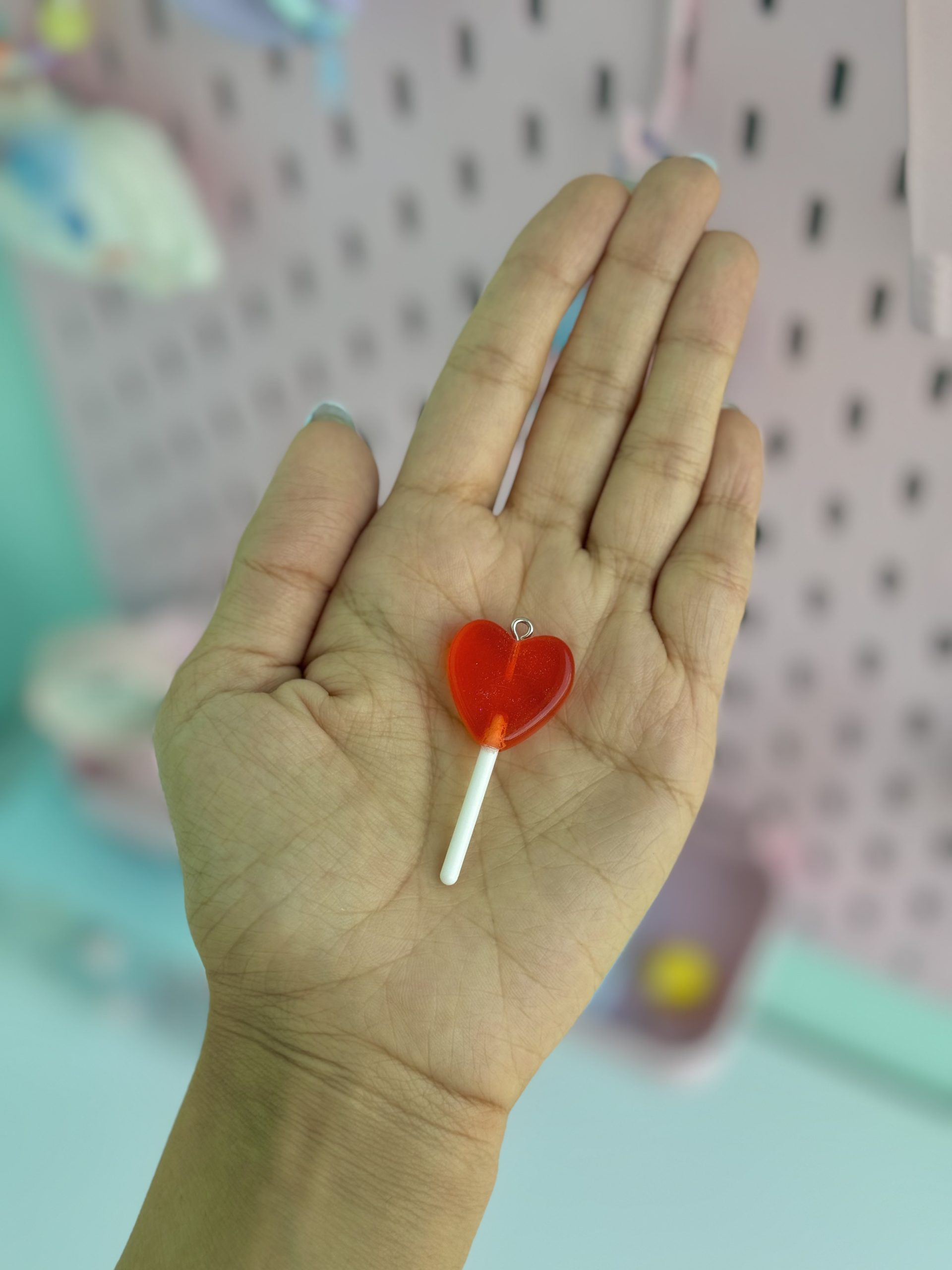 ریزولو آویزدار آبنبات چوبی قلبی