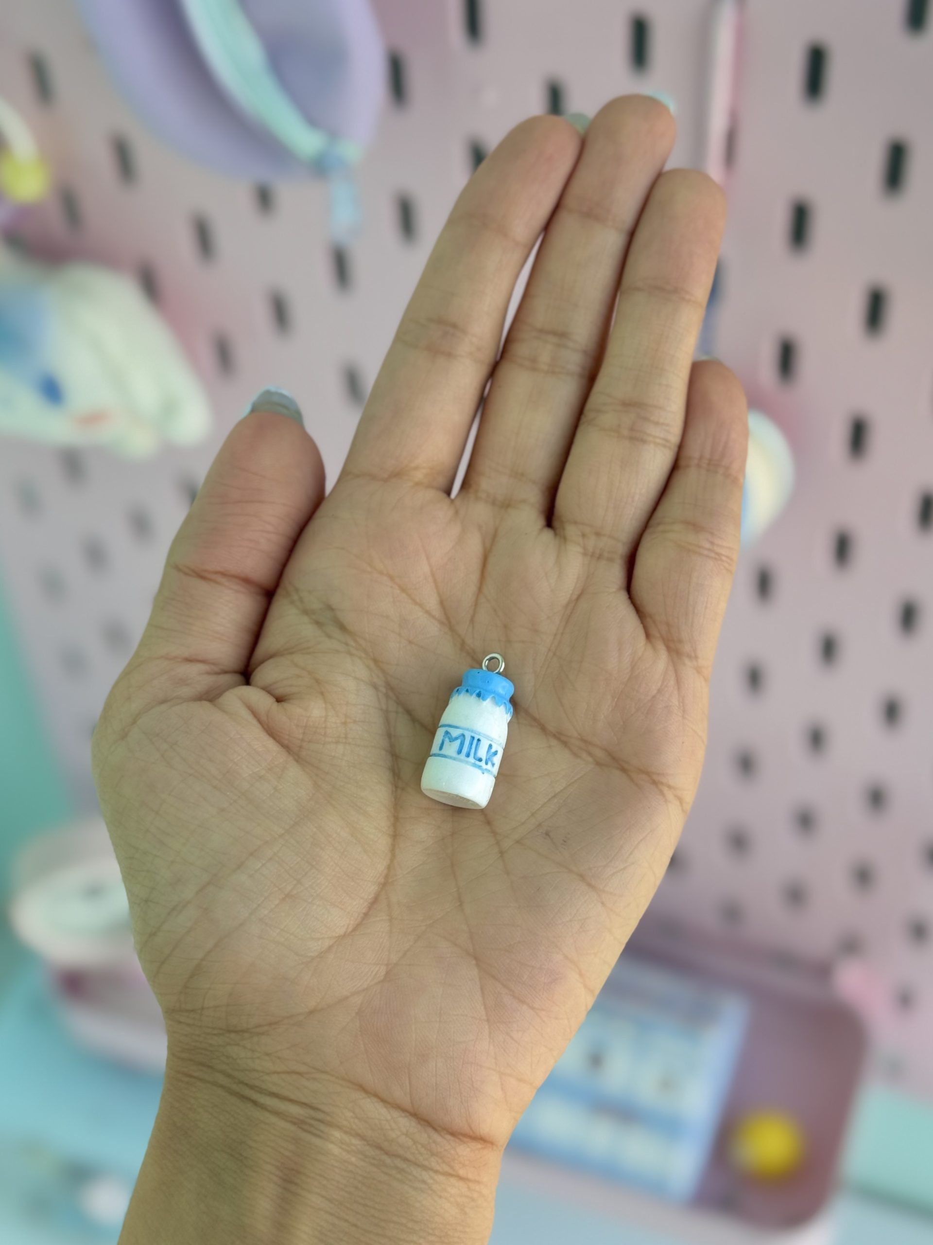 پینکولو آویزدار شیشه شیر پاستلی