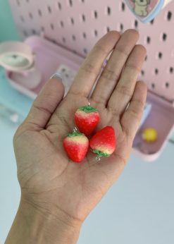 آویز توت فرنگی بزرگ