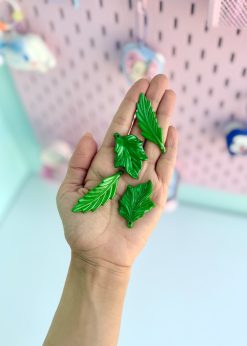 آویز برگ درخت سبز