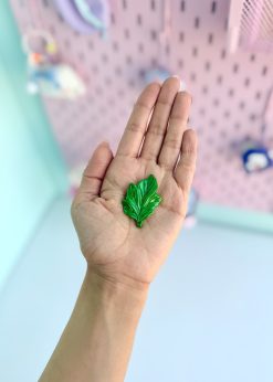 آویز برگ درخت سبز