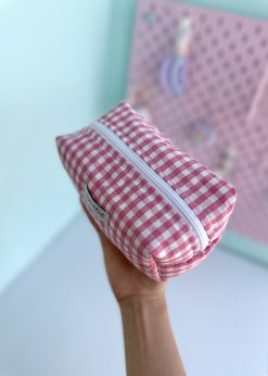 کیف لوازم آرایش پینترستی چهارخونه صورتی