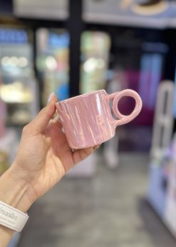 لیوان پینترستی سفالی توت فرنگی کیوت صورتی