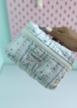 کیف آرایشی پینترستی صندوقچه ای گلدار آبی پاستلی