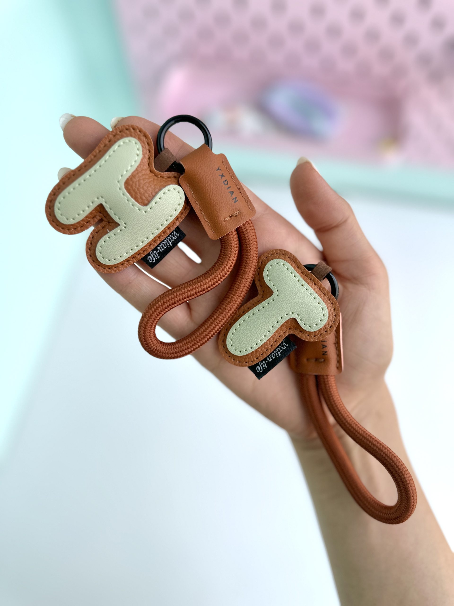 چارم چرمی حروف قهوه ای کیوت