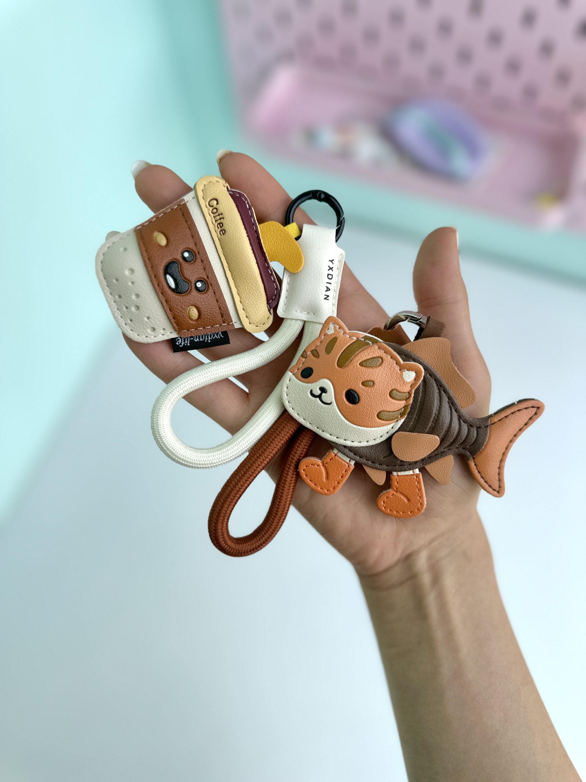 چارم چرمی کافی و گربه کیوت