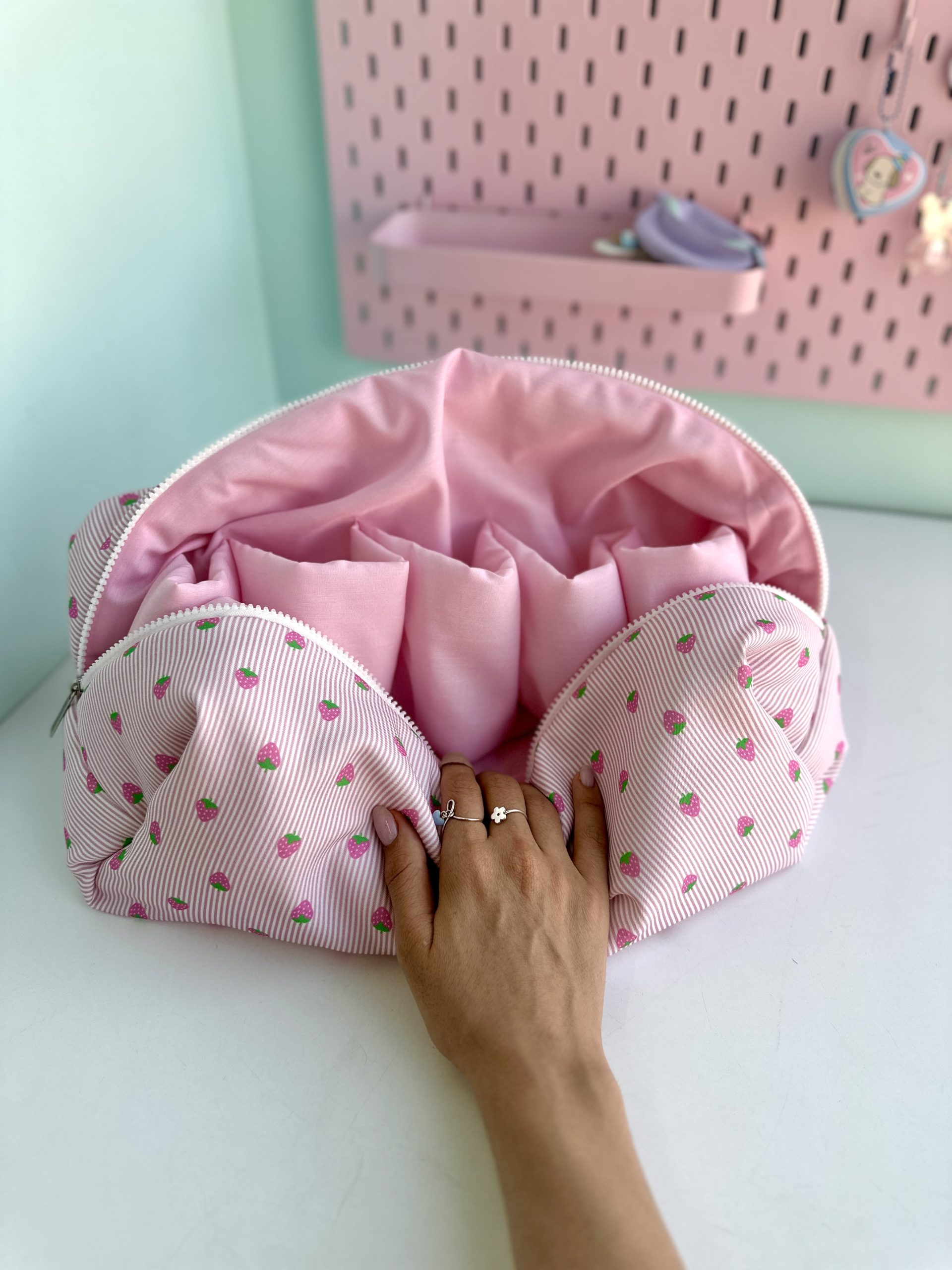 کیف دایسون توت فرنگی صورتی پاستلی